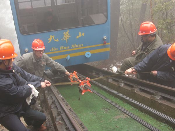 圖為國家索檢中心專家在九華股份纜車分公司檢測(cè)纜車鋼絲繩